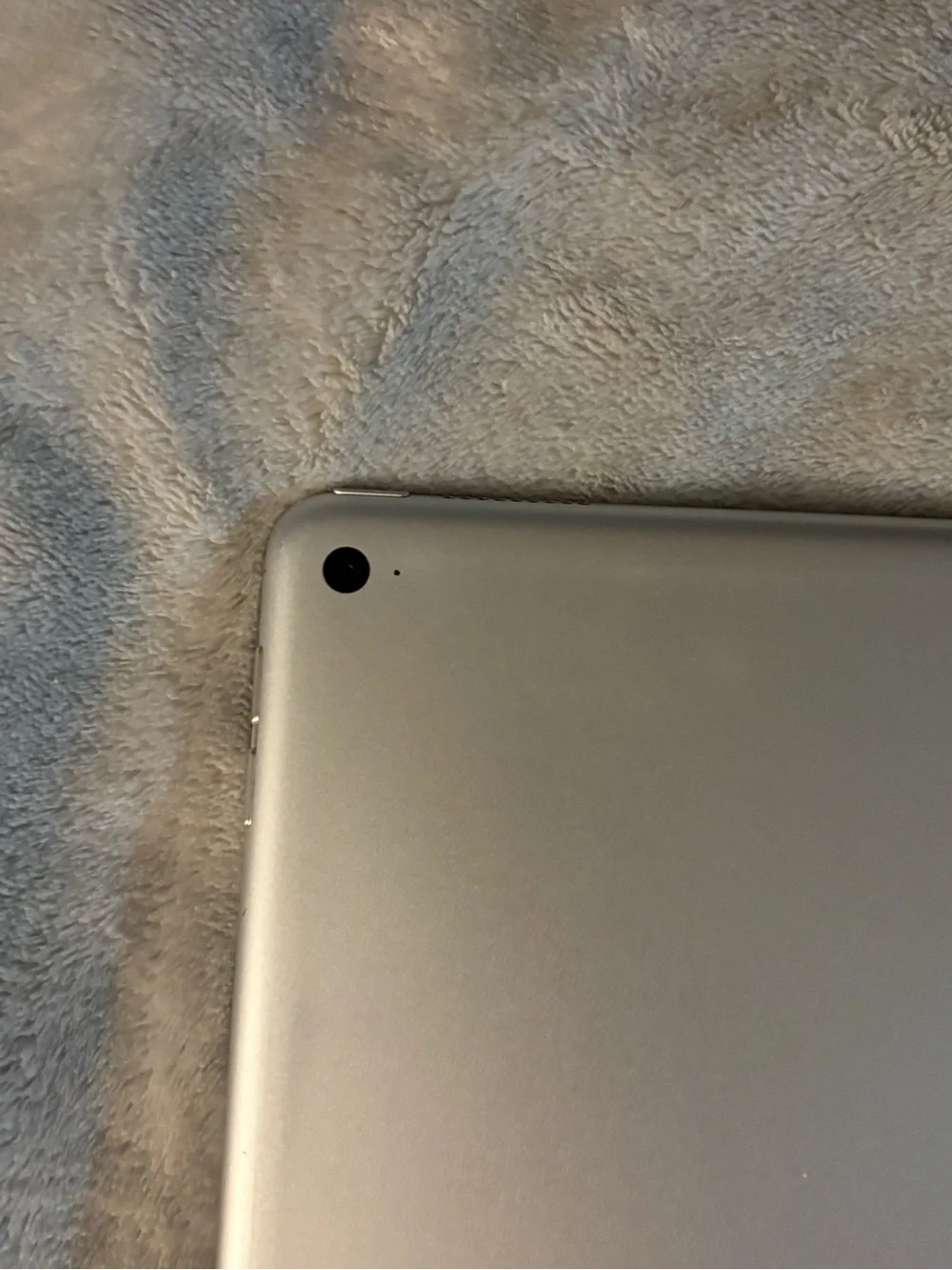 Apple iPad Pro 12.9-inch 1st Gen in Silver w/ Apple Lightning USB Cable